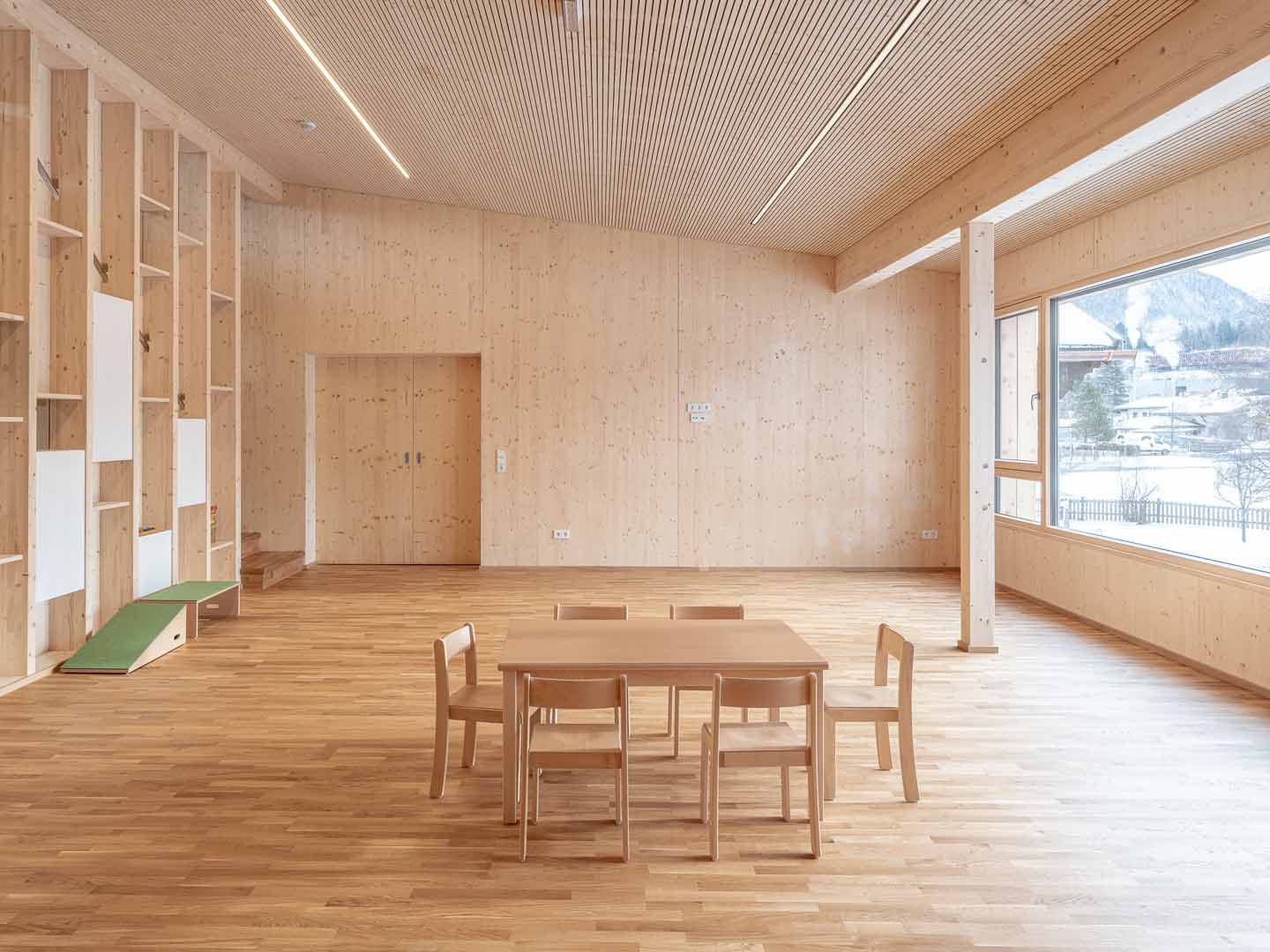Holzbalkon und Holz-Fassade